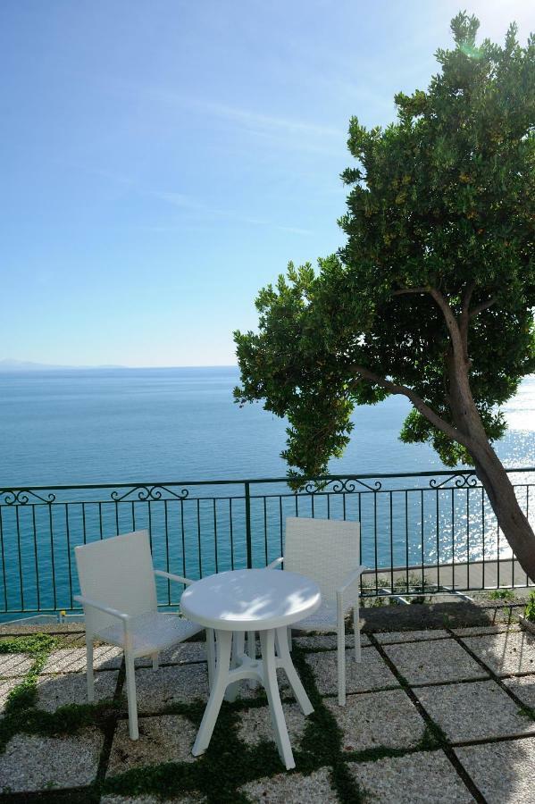 Amalfi Blue Flowers A Appartement Buitenkant foto